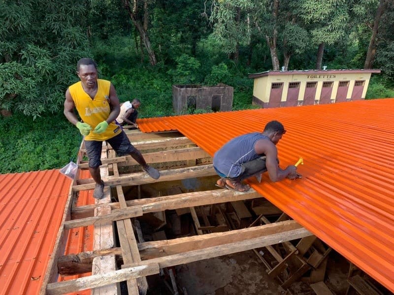 Renovación del tejado de la Escuela Rural de Diassia